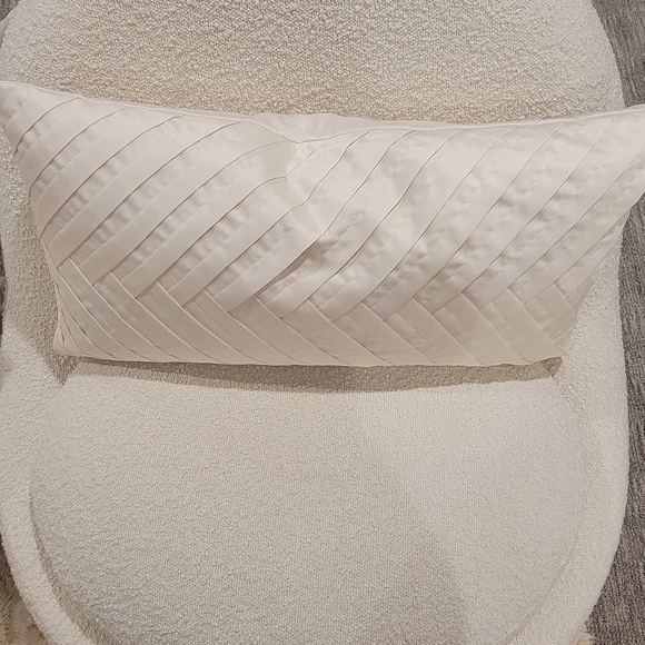 Fieldcrest Luxury Toss Pillow - Picture 3 of 6